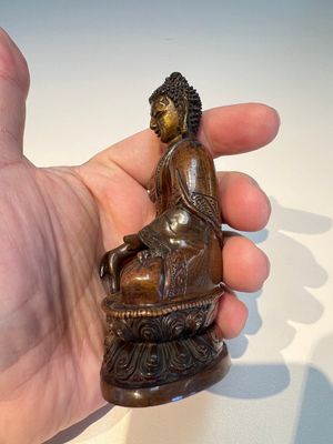 Three Tibetan bronze ritual bells and a bronze Buddha, 19th C. — 照片 2