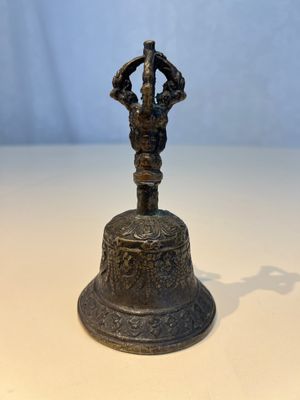Three Tibetan bronze ritual bells and a bronze Buddha, 19th C. — 照片 21