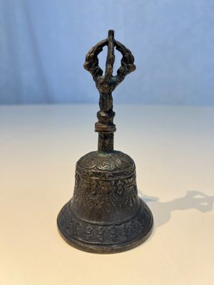 Three Tibetan bronze ritual bells and a bronze Buddha, 19th C. — 照片 22