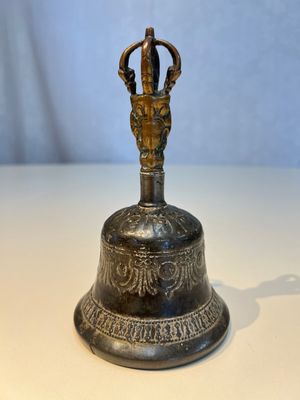 Three Tibetan bronze ritual bells and a bronze Buddha, 19th C. — 照片 28