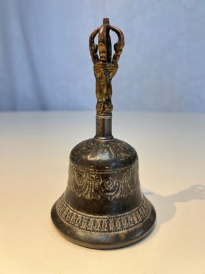 Three Tibetan bronze ritual bells and a bronze Buddha, 19th C. — 照片 29