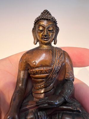 Three Tibetan bronze ritual bells and a bronze Buddha, 19th C. — 照片 6