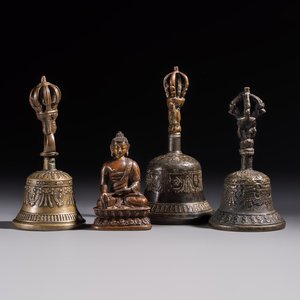 Three Tibetan bronze ritual bells and a bronze Buddha, 19th C. — 照片 1