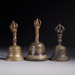 Three Tibetan bronze ritual bells and a bronze Buddha, 19th C. — 照片 2