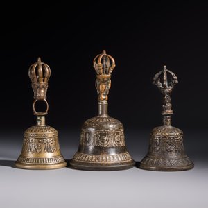 Three Tibetan bronze ritual bells and a bronze Buddha, 19th C. — 照片 3