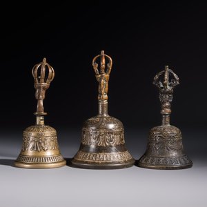Three Tibetan bronze ritual bells and a bronze Buddha, 19th C. — 照片 4