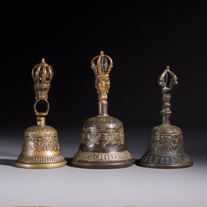 Three Tibetan bronze ritual bells and a bronze Buddha, 19th C. — 照片 5