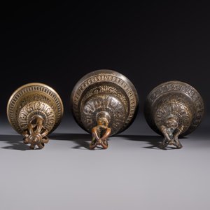 Three Tibetan bronze ritual bells and a bronze Buddha, 19th C. — 照片 6