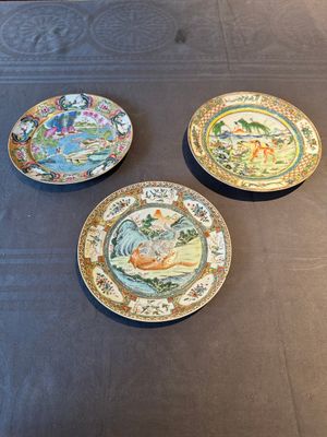 Three unusual Chinese Canton famille rose plates, 19th C. — 照片 1