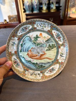 Three unusual Chinese Canton famille rose plates, 19th C. — 照片 2