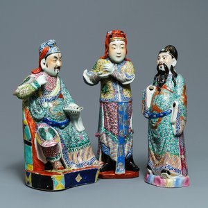 Three various Chinese famille rose figures, 19/20th C. — 照片 1