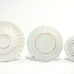 Three various Dutch Delft blue and white plates, incl. a gadrooned dish with a cherub, 17/18th C. — photo 2