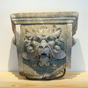 Three various plaster console with a winged angel, cherub and lion's head, 19/20th C., Bruges — photo 2