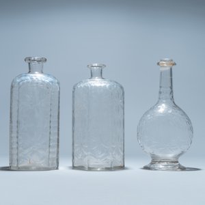 Three weel-cut glass bottles, probably Liege, 18/19th C. — 照片 2