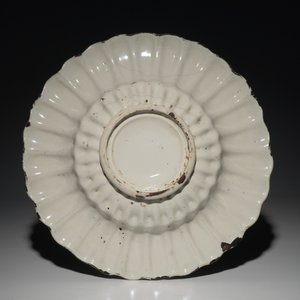 Three white Dutch Delft gadrooned dishes, 17th C. — photo 3