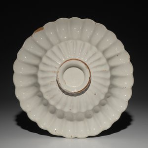 Three white Dutch Delft gadrooned dishes, 17th C. — photo 7