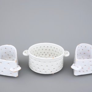 Three white Dutch Delft strainers, round and heart-shaped, 18th C. — 照片 1