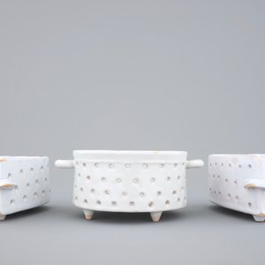 Three white Dutch Delft strainers, round and heart-shaped, 18th C. — 照片 2