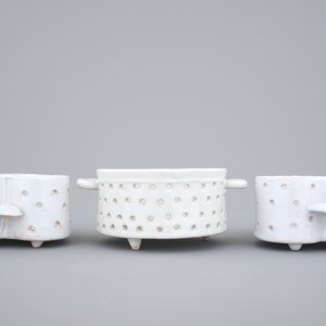 Three white Dutch Delft strainers, round and heart-shaped, 18th C. — 照片 4
