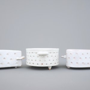 Three white Dutch Delft strainers, round and heart-shaped, 18th C. — 照片 5