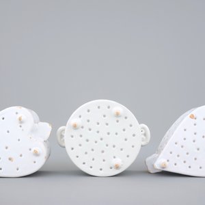 Three white Dutch Delft strainers, round and heart-shaped, 18th C. — 照片 7