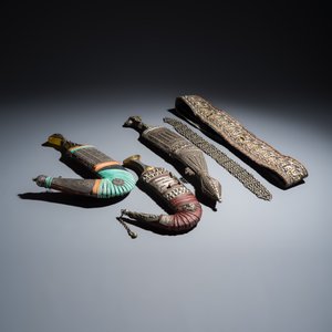 Three Yemeni jambiya-style daggers with metal mounts and two belts — foto 1