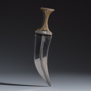 Three Yemeni jambiya-style daggers with metal mounts and two belts — foto 11