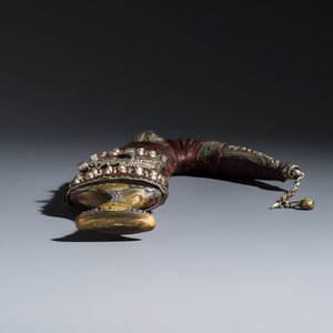 Three Yemeni jambiya-style daggers with metal mounts and two belts — foto 12