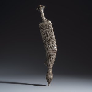 Three Yemeni jambiya-style daggers with metal mounts and two belts — foto 14
