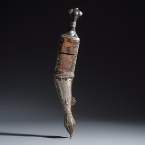 Three Yemeni jambiya-style daggers with metal mounts and two belts — foto 15