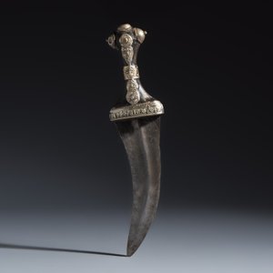 Three Yemeni jambiya-style daggers with metal mounts and two belts — foto 16