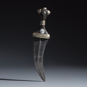 Three Yemeni jambiya-style daggers with metal mounts and two belts — foto 17