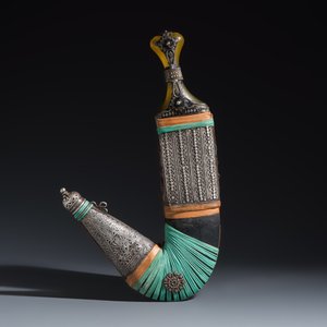 Three Yemeni jambiya-style daggers with metal mounts and two belts — foto 2