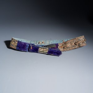 Three Yemeni jambiya-style daggers with metal mounts and two belts — foto 22