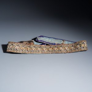 Three Yemeni jambiya-style daggers with metal mounts and two belts — foto 23