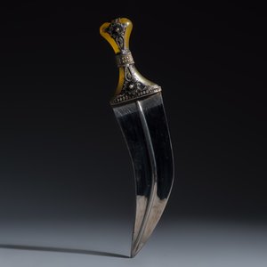 Three Yemeni jambiya-style daggers with metal mounts and two belts — foto 4