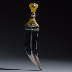 Three Yemeni jambiya-style daggers with metal mounts and two belts — foto 5