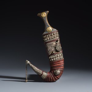 Three Yemeni jambiya-style daggers with metal mounts and two belts — foto 8