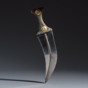 Three Yemeni jambiya-style daggers with metal mounts and two belts — foto 10