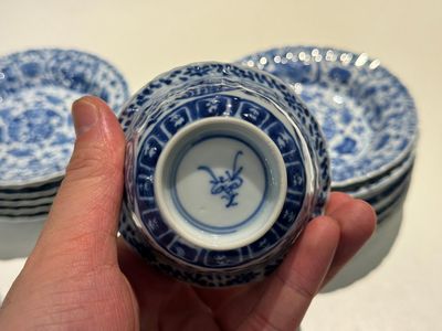 Tien Chinese blauw-witte koppen en veertien schotels met floraal decor, lingzhi merk, Kangxi — foto 11