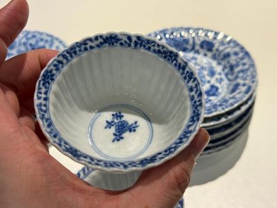 Tien Chinese blauw-witte koppen en veertien schotels met floraal decor, lingzhi merk, Kangxi — foto 12