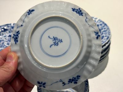 Tien Chinese blauw-witte koppen en veertien schotels met floraal decor, lingzhi merk, Kangxi — foto 14