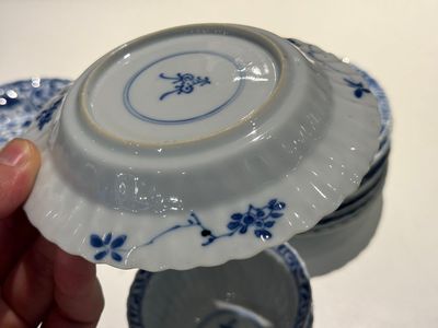 Tien Chinese blauw-witte koppen en veertien schotels met floraal decor, lingzhi merk, Kangxi — foto 15