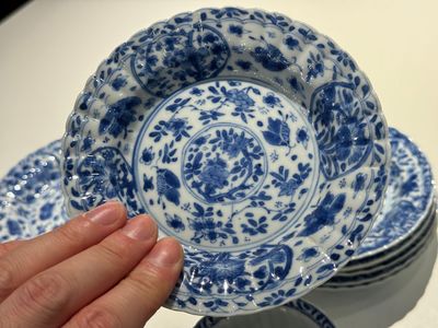 Tien Chinese blauw-witte koppen en veertien schotels met floraal decor, lingzhi merk, Kangxi — foto 18