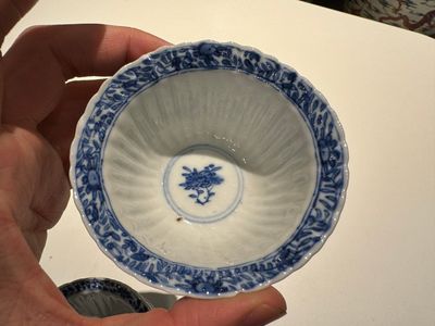 Tien Chinese blauw-witte koppen en veertien schotels met floraal decor, lingzhi merk, Kangxi — foto 7