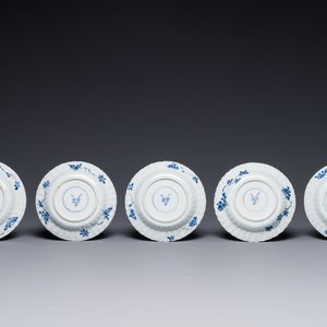 Tien Chinese blauw-witte koppen en veertien schotels met floraal decor, lingzhi merk, Kangxi — foto 3