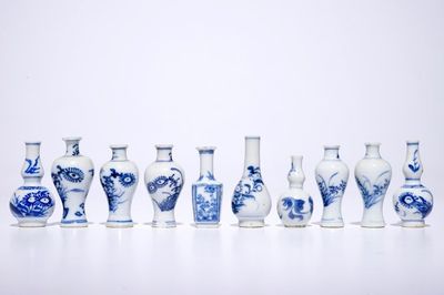 Tien Chinese blauw-witte miniatuur poppenhuisvaasjes, meeste Kangxi