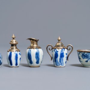 Tien Chinese blauw-witte miniatuur vaasjes met zilveren montuur, Kangxi — foto 4