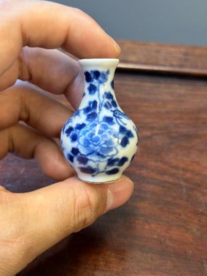 Tien Chinese blauw-witte vazen en snuifflessen, 19de eeuw — foto 12