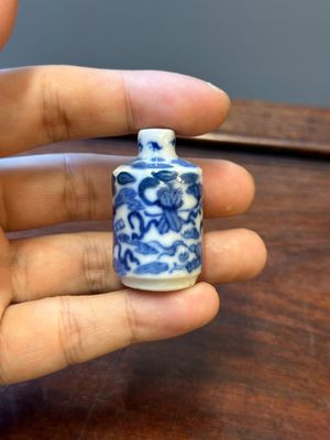Tien Chinese blauw-witte vazen en snuifflessen, 19de eeuw — foto 5